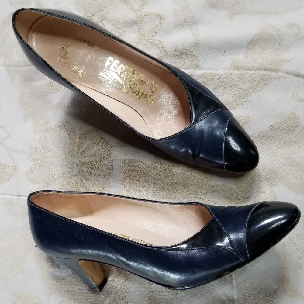 Vintage 80s Ferragamo Dark Navy Blue Closed Toe Heels Size 7.5 AAA